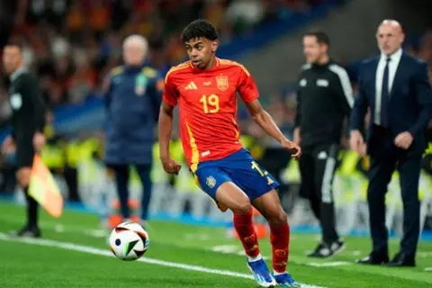 أسطورة منتخب المغرب: يامال سيظل مغربيًا.. وقرار تمثيله منتخب إسبانيا كان سيئًا 